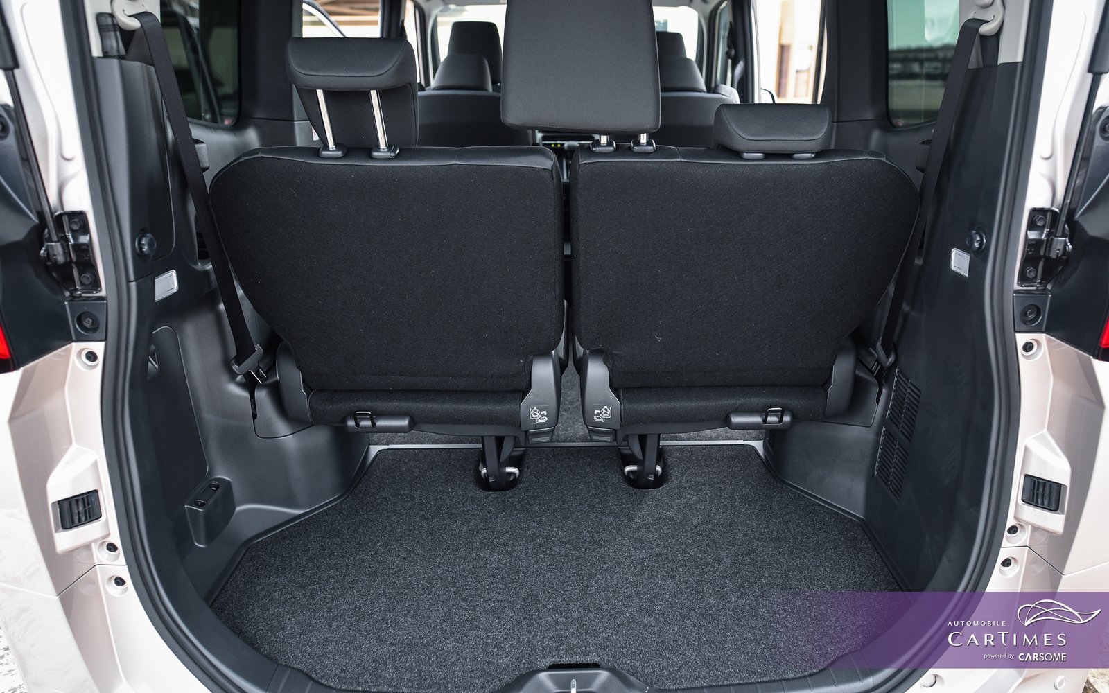 Toyota Noah Hybrid photo 11